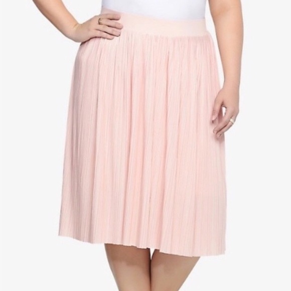 torrid Dresses & Skirts - *3 for $15* Torrid Blush Pink Pleated Midi Skirt
